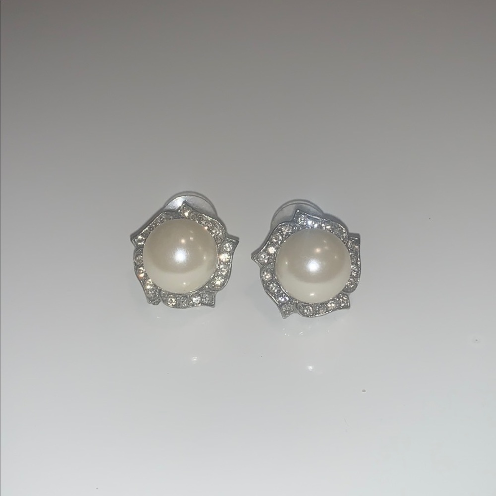 Pearl earring
